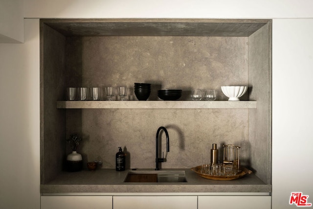 interior space featuring tasteful backsplash and wet bar