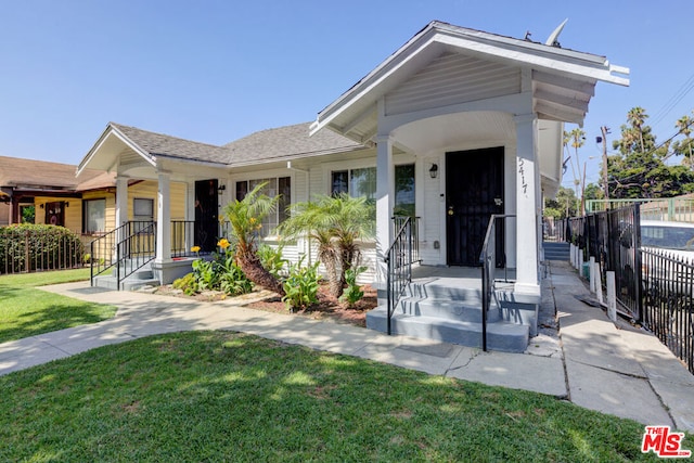 view of front of home with a front lawn