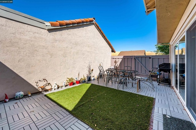 view of yard featuring a patio