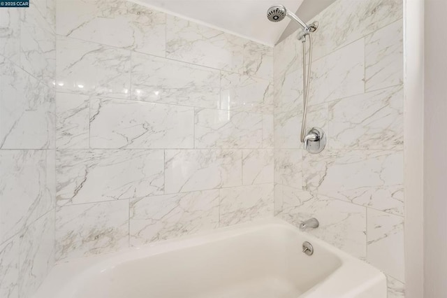 bathroom with tiled shower / bath combo