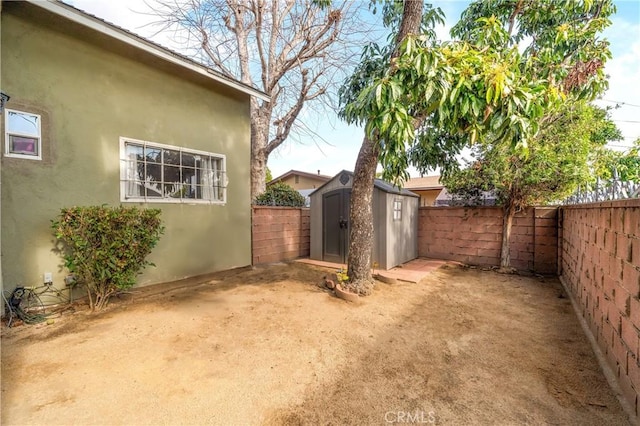 view of yard featuring a storage unit