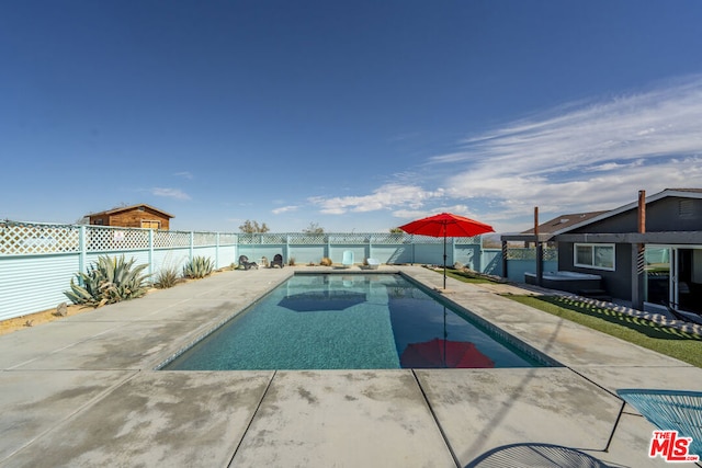 view of swimming pool featuring a patio