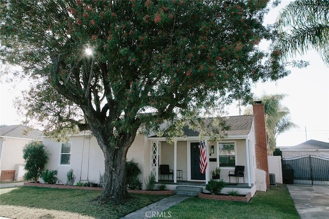 view of front of property with a front yard