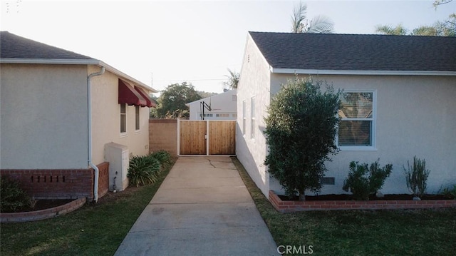 view of side of property featuring a lawn