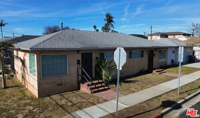 view of front of home featuring a front yard