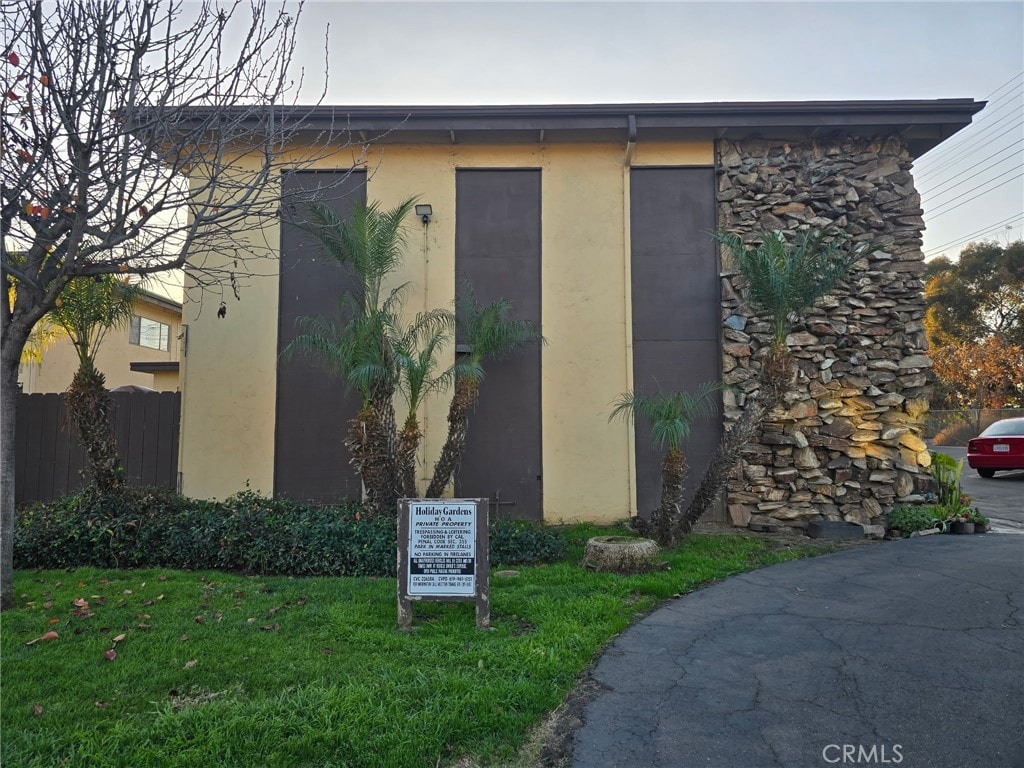 exterior space featuring a lawn