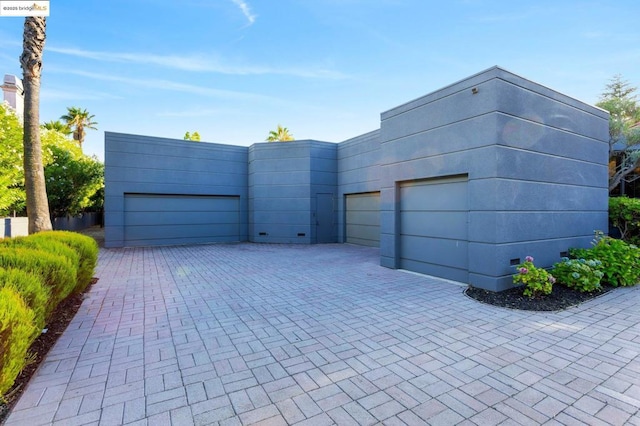 view of front facade with a garage