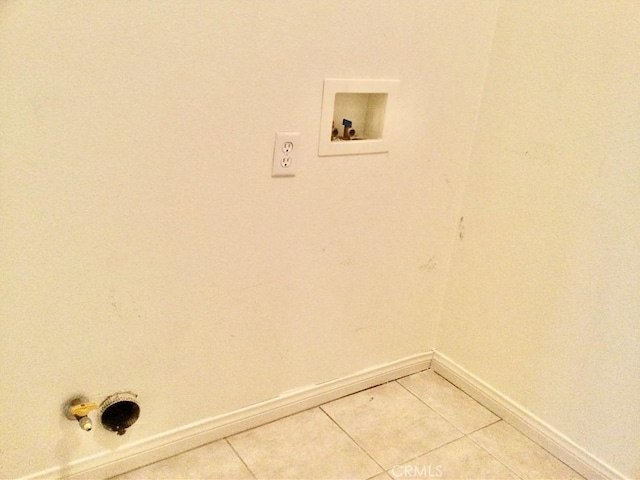 laundry area with laundry area, light tile patterned floors, baseboards, gas dryer hookup, and hookup for a washing machine