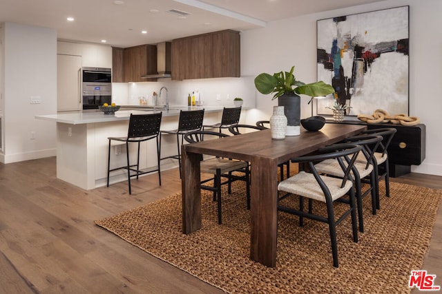 dining area with sink and light hardwood / wood-style flooring