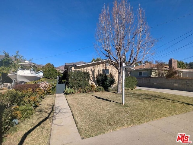 view of front of property with a front yard