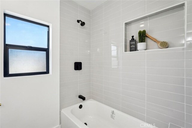 bathroom featuring tiled shower / bath