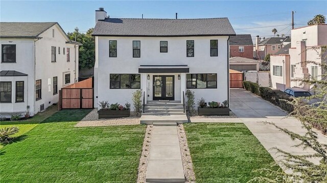 view of front facade featuring a front lawn