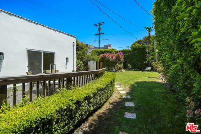 view of yard featuring a storage shed