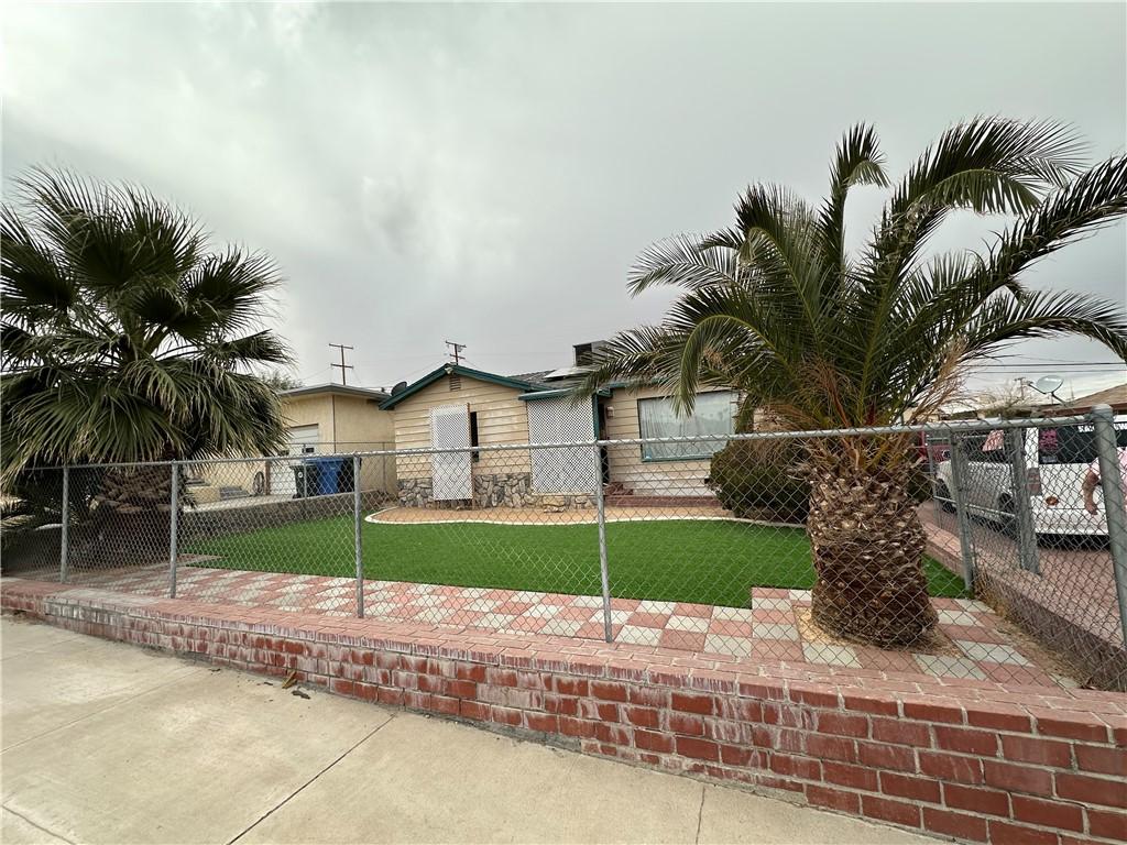 view of front of property with a front yard