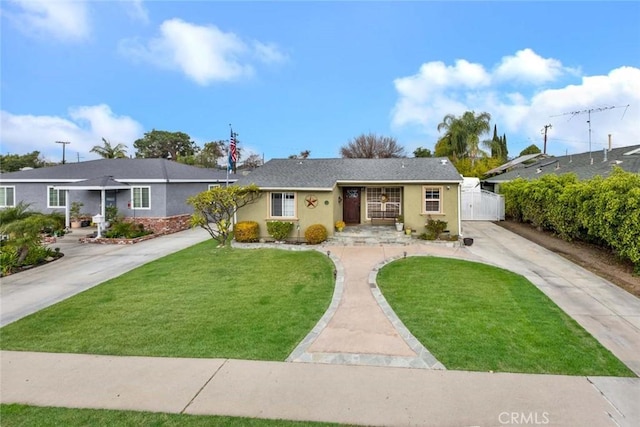 single story home featuring a front yard