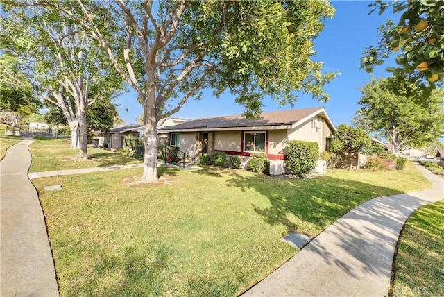 view of front of property featuring a front lawn