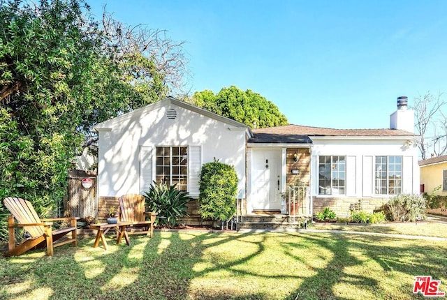 view of front of house featuring a front lawn