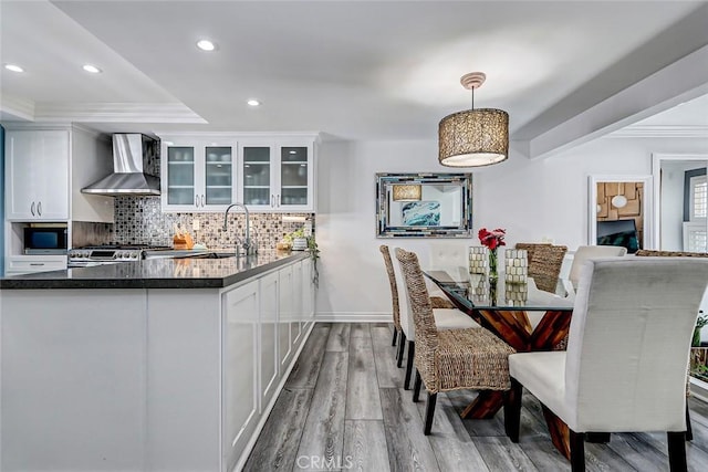 dining room featuring crown molding, recessed lighting, wood finished floors, and baseboards
