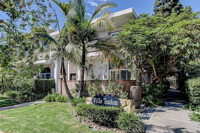 view of front of property featuring a front yard