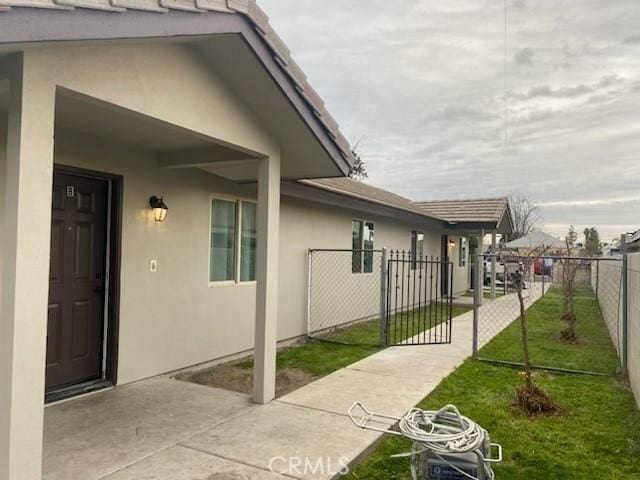 view of side of property featuring a lawn