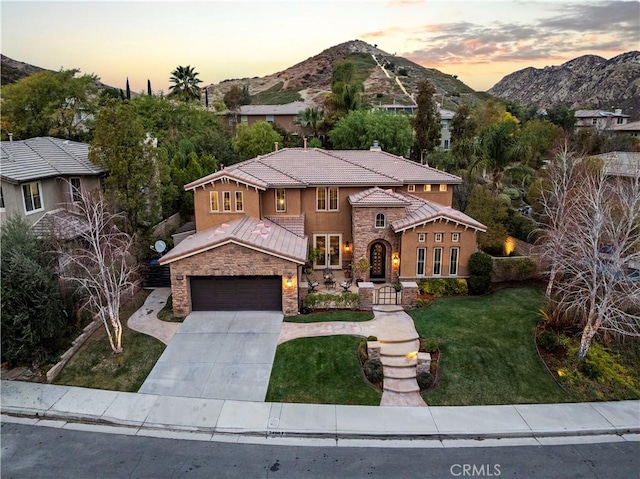 view of front of house featuring a mountain view and a yard