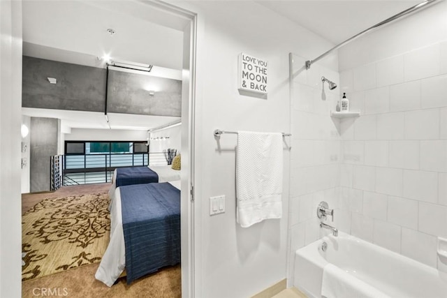 bathroom featuring tiled shower / bath