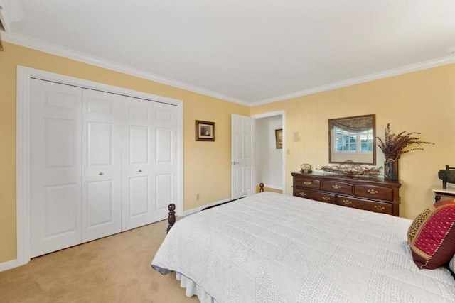 carpeted bedroom featuring crown molding and a closet