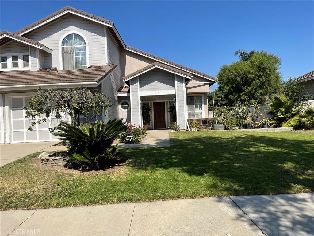 view of front facade featuring a garage and a front yard