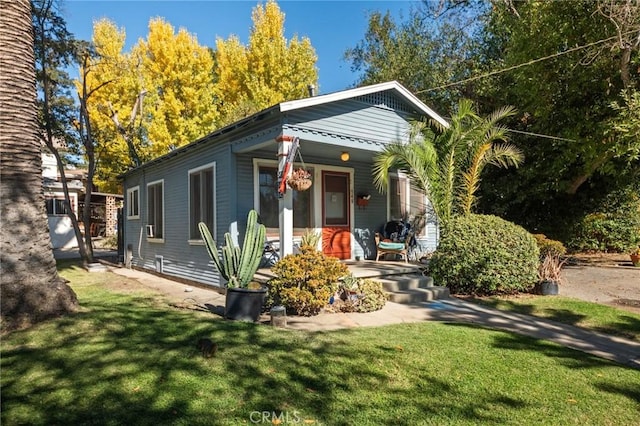 view of front of property featuring a front lawn and covered porch