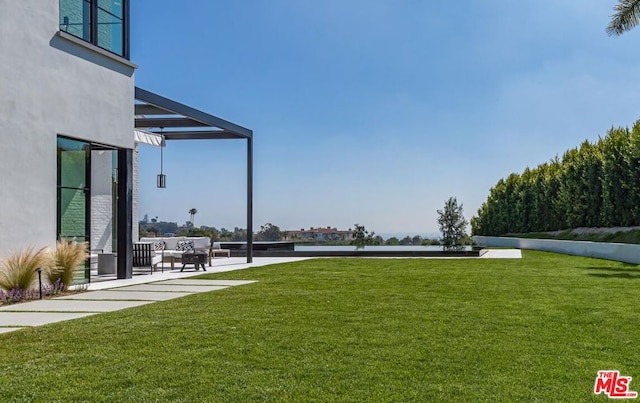 view of yard featuring an outdoor hangout area