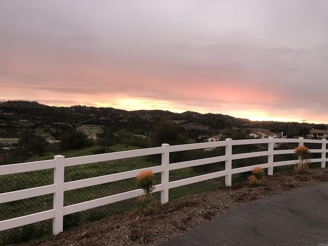 view of yard at dusk