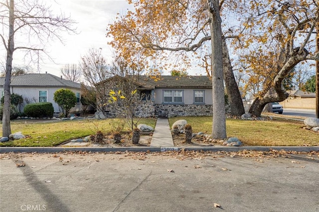 view of front of property featuring a front yard