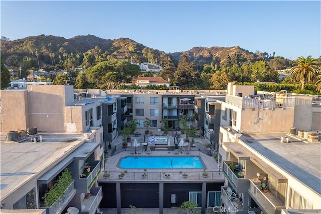 birds eye view of property featuring a mountain view