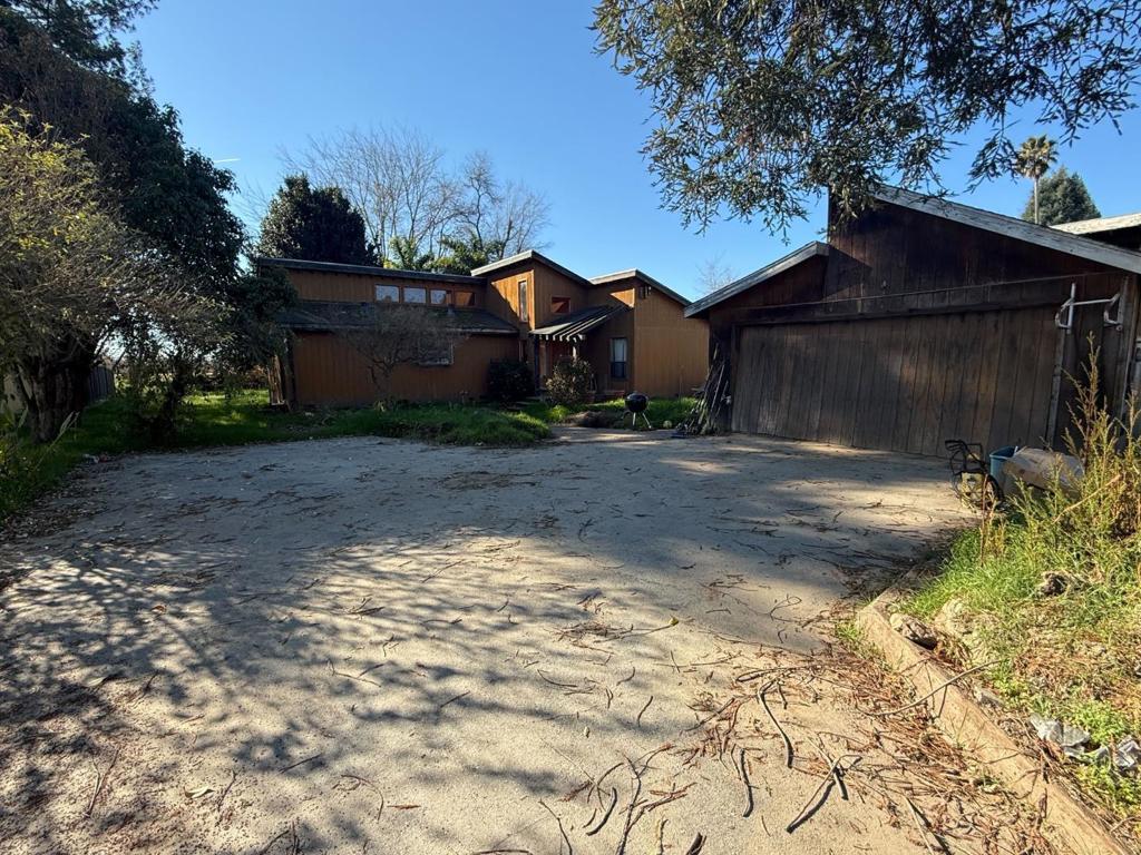 view of front of home featuring an outdoor structure