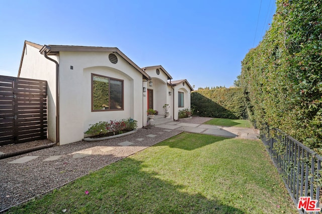 view of front of property featuring a front lawn