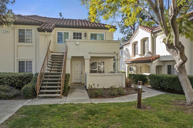 view of front of home with a front lawn