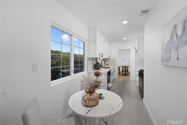 dining room with recessed lighting, visible vents, and baseboards