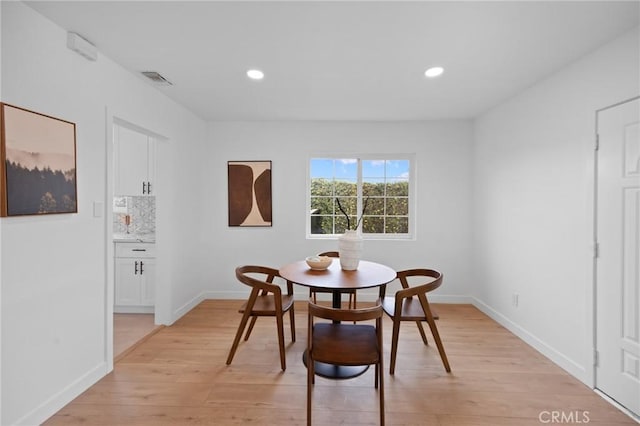 dining area featuring recessed lighting, baseboards, visible vents, and light wood finished floors