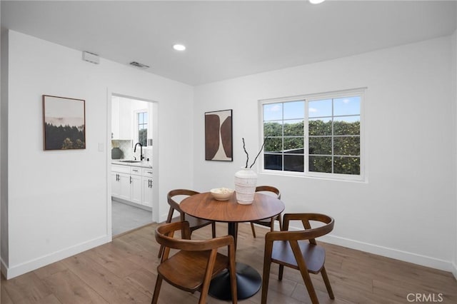 dining room with recessed lighting, light wood-type flooring, visible vents, and baseboards