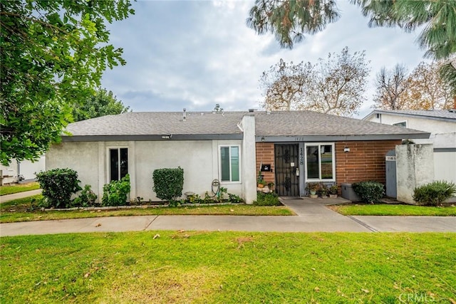 ranch-style home featuring a front lawn