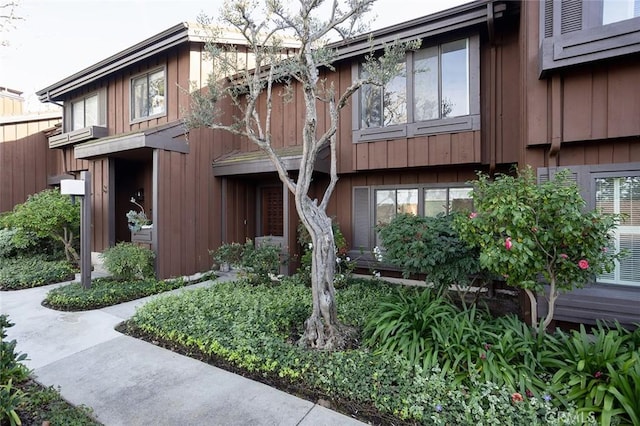exterior space featuring fence