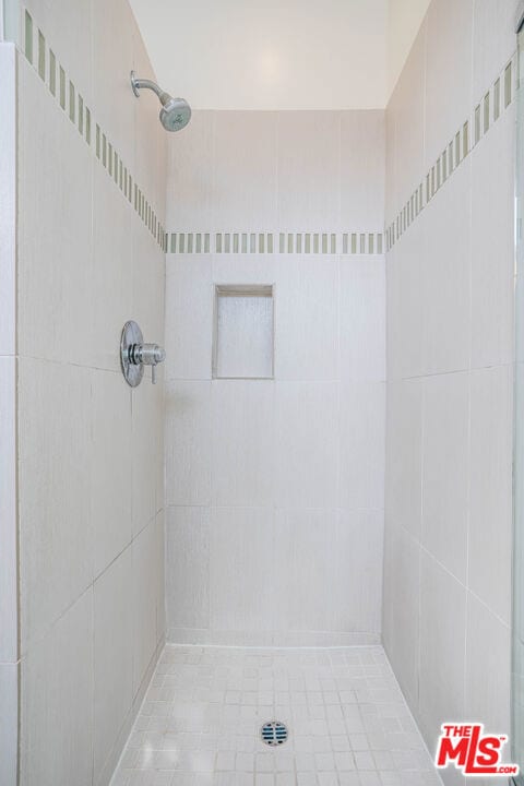 bathroom featuring tiled shower