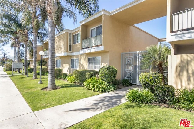 view of front of house with a front lawn