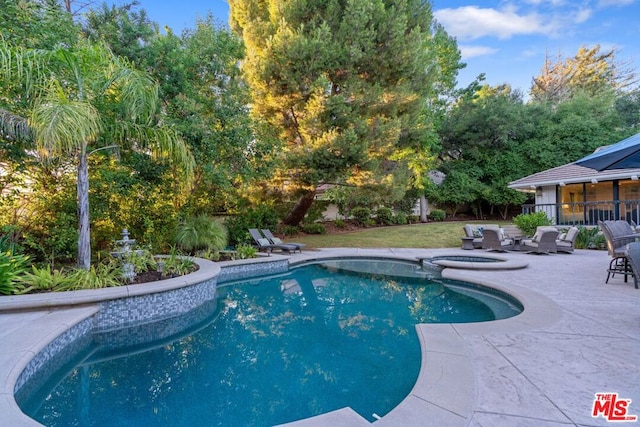 view of swimming pool with an in ground hot tub and a patio area