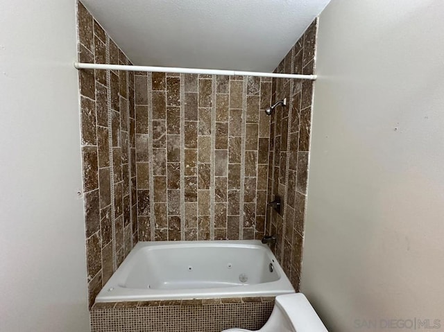 bathroom with tiled shower / bath combo