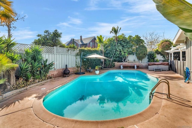 view of swimming pool with a jacuzzi and a patio area