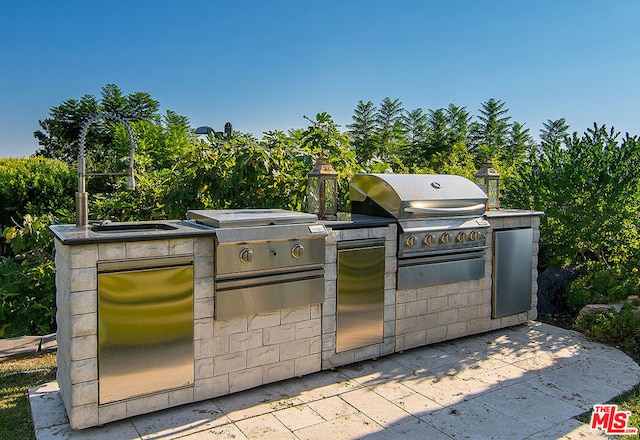 view of patio / terrace with a grill and exterior kitchen