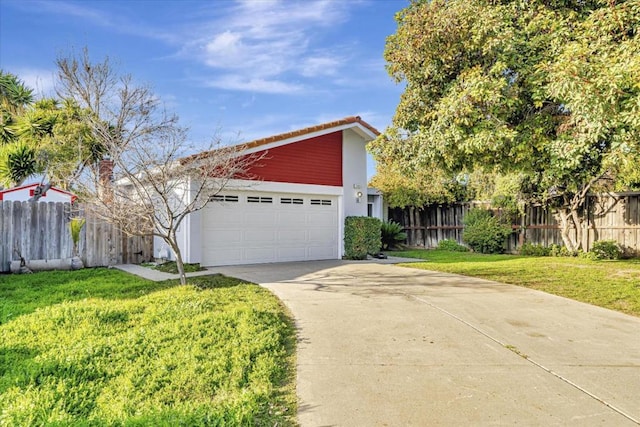 view of front of property featuring a front lawn