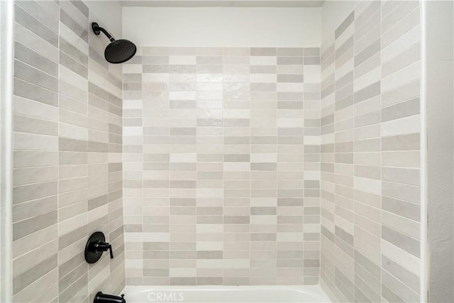 bathroom featuring tiled shower / bath combo