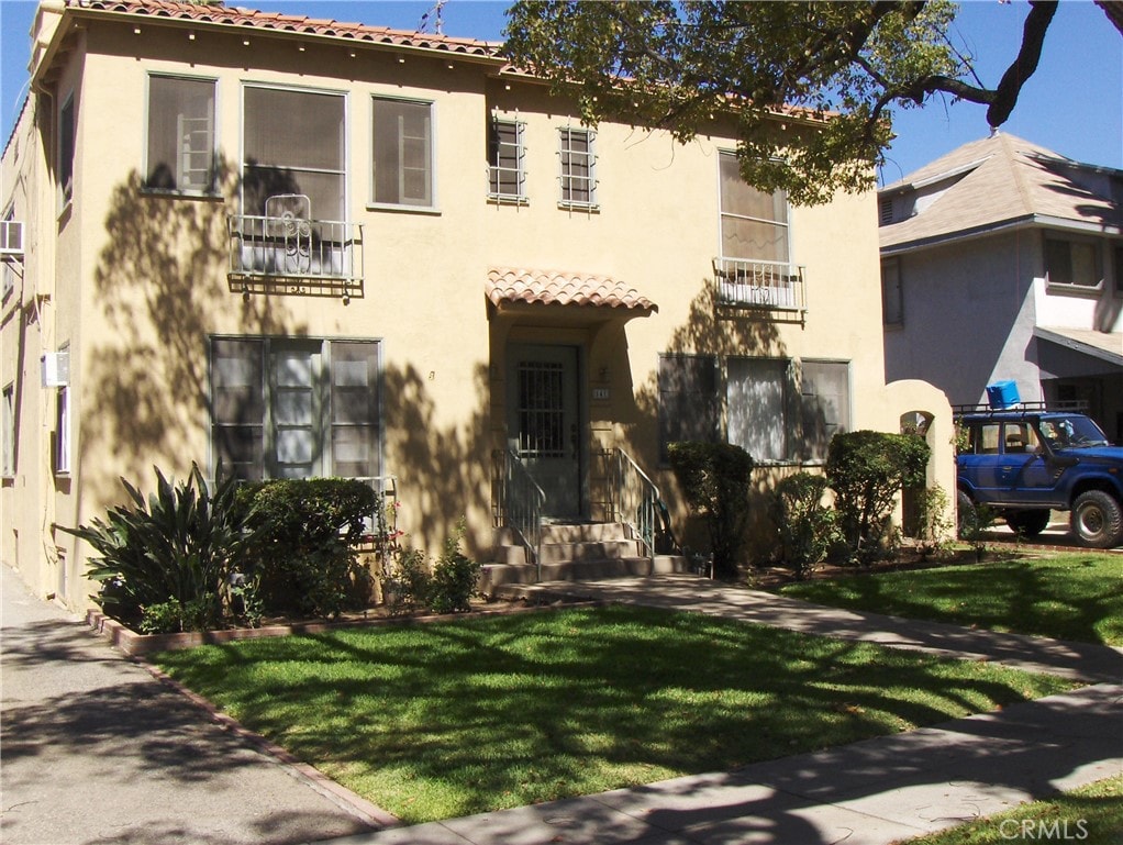 view of front of house with a front yard